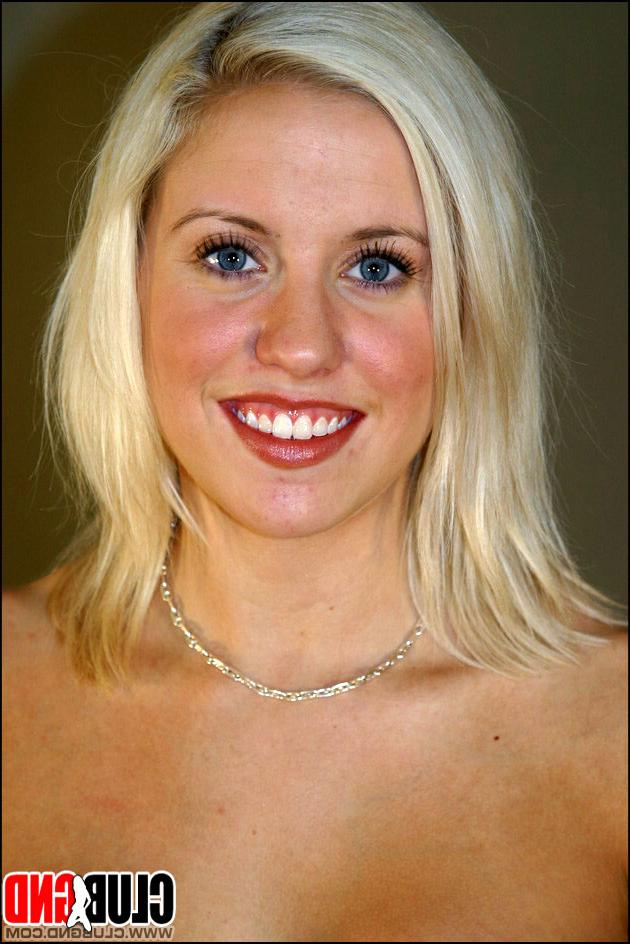 12P Adolescente loira com olhos marcantes Britney fica totalmente nua em um sofá de couro