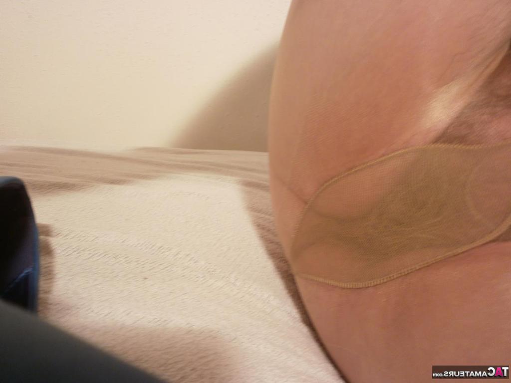20P Caro, femme mûre, perd un sein sur un lit en collants transparents.