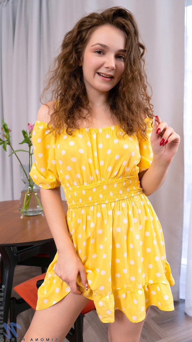 16P La jolie jeune Simona Purr empale son vagin glabre sur un jouet sexuel.