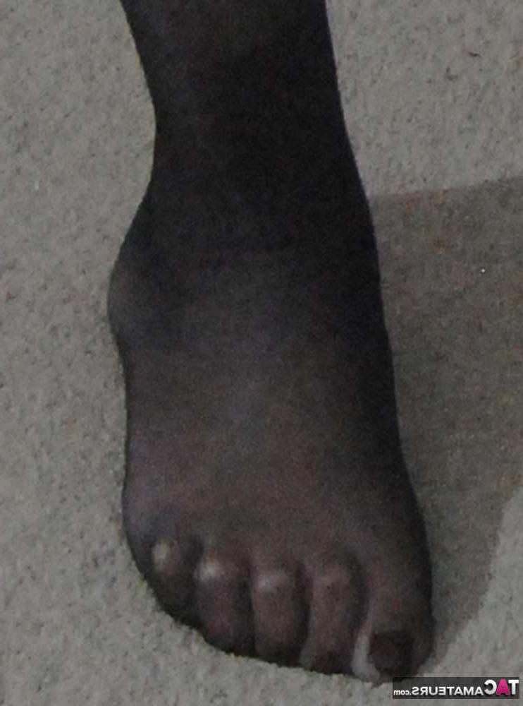 15P A loira mais velha Dimonty veste as meias antes de perder seus seios naturais