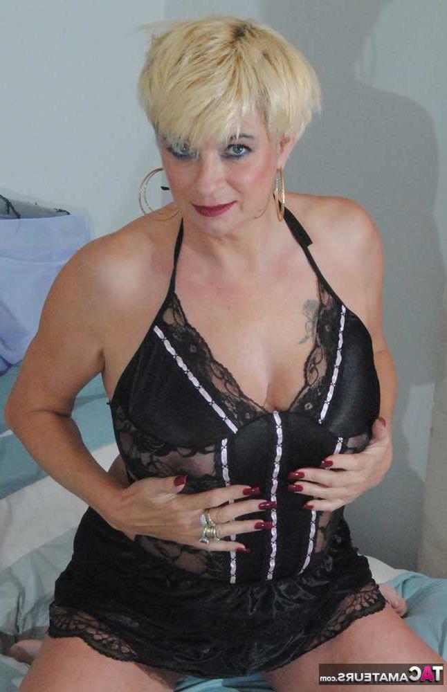 15P A loira mais velha Dimonty veste as meias antes de perder seus seios naturais