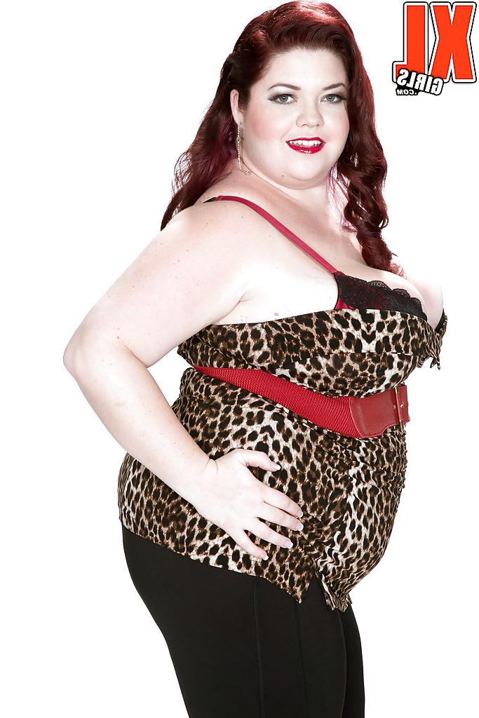 16P Overweight solo model Trinety Guess doffing spandex pants to pose in the nude