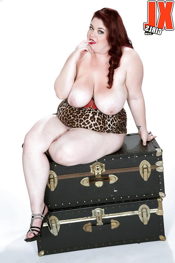 16P Overweight solo model Trinety Guess doffing spandex pants to pose in the nude