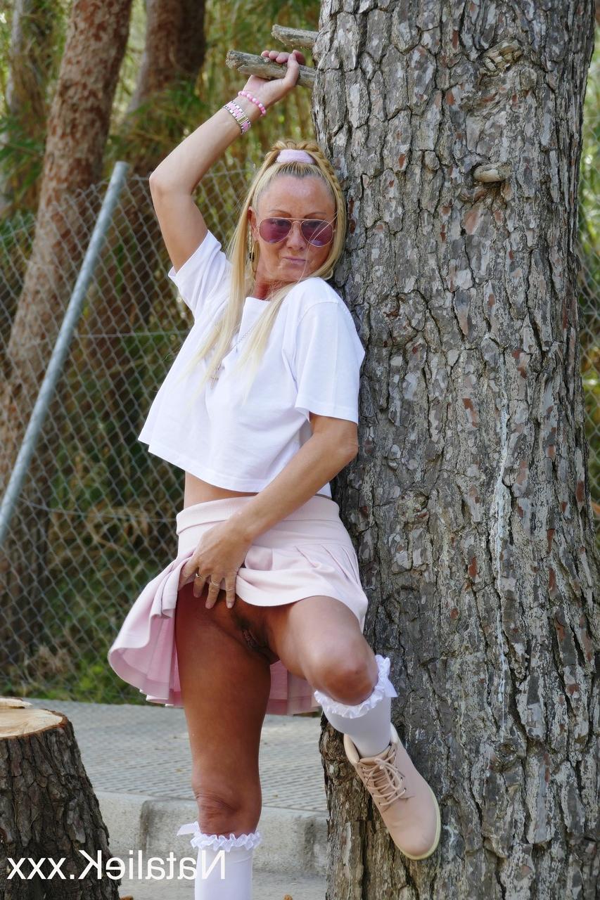 15P Loira madura em óculos de sol Natalie K mostra seus peitos grandes e boceta ao ar livre