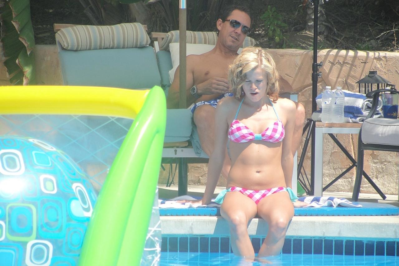 18P La pequeña rubia Aiden Aspen muestra sus pequeñas tetas, sus pezones hinchados y es follada