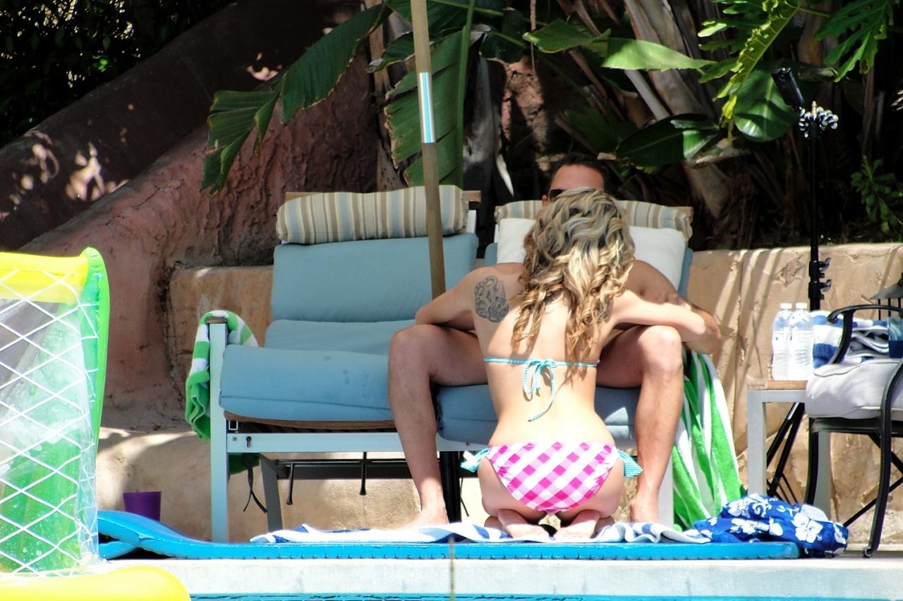 18P La pequeña rubia Aiden Aspen muestra sus pequeñas tetas, sus pezones hinchados y es follada