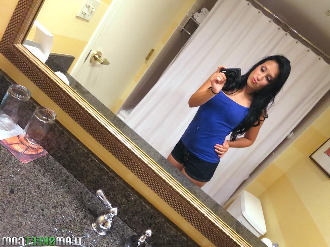 17P A sedutora Jennifer Linda tira uma selfie de sua bunda gostosa antes do estilo cachorrinho