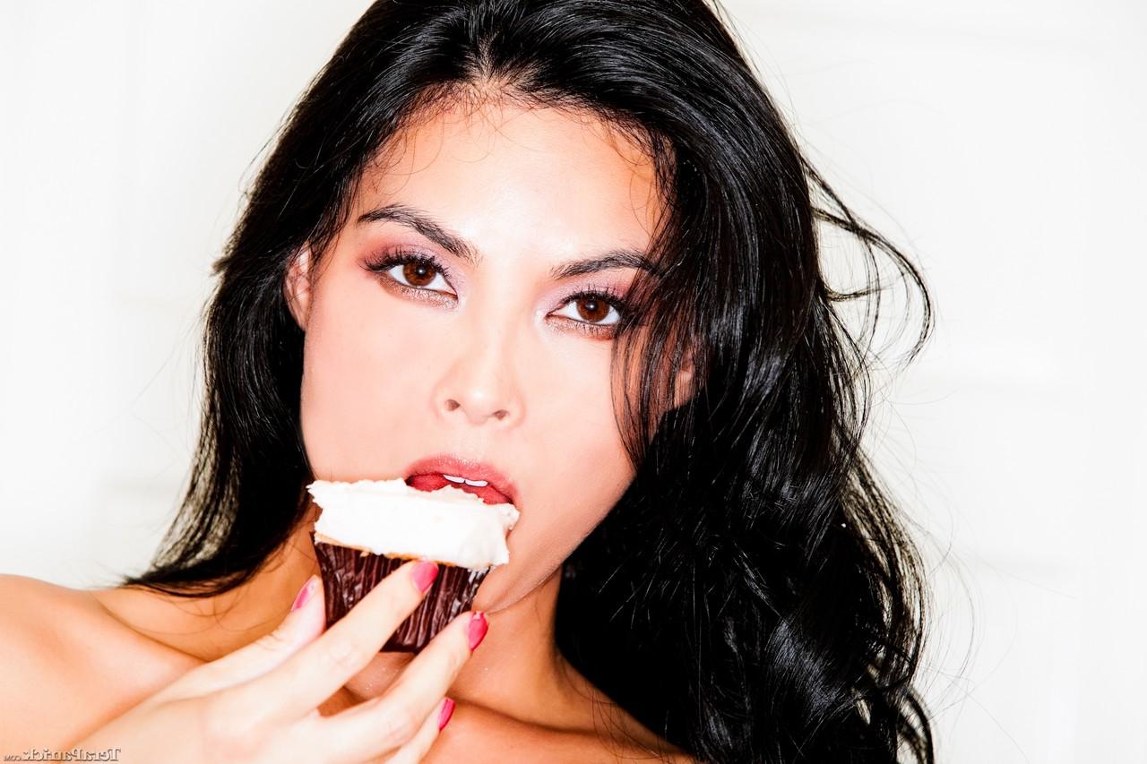 15P A bela asiática de meia-idade Tera Patrick fica totalmente nua enquanto come cupcakes