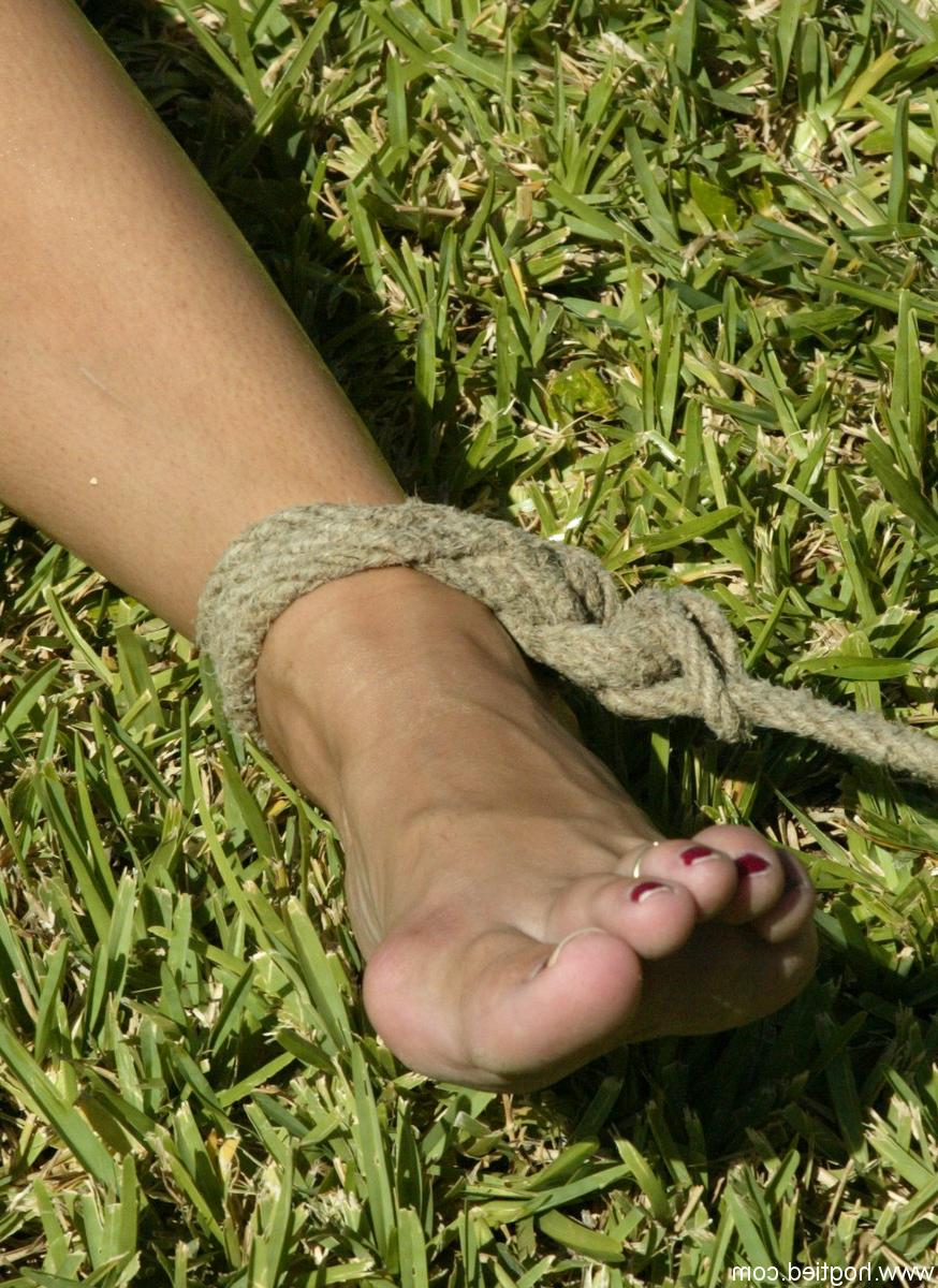 20P Naked MILFs in rope bondage get punished with vibrators outdoors