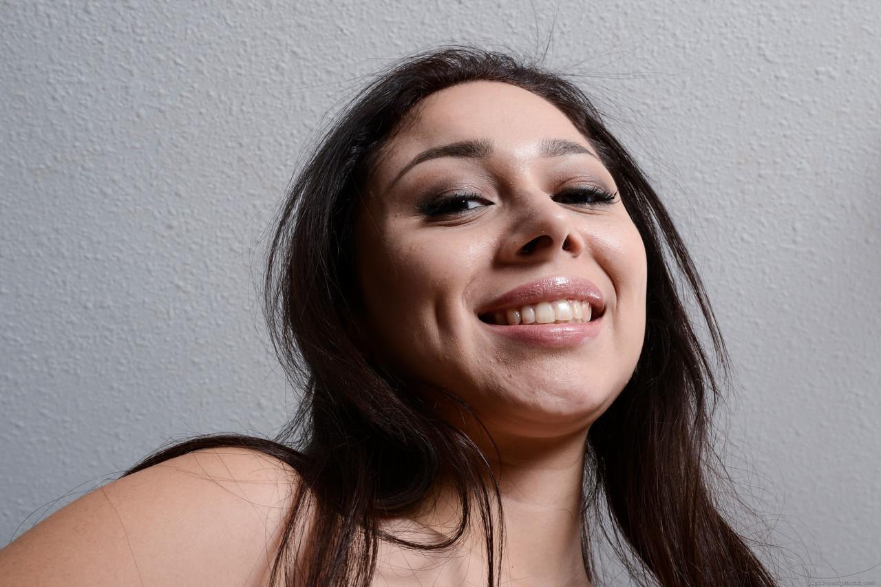 20P A gata sexy Stephanie Saint espalha sua convidativa buceta raspada de perto
