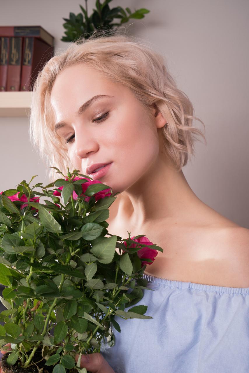 20P A doce adolescente Lilly Mai expõe seus peitos minúsculos e faz poses enquanto rega as flores