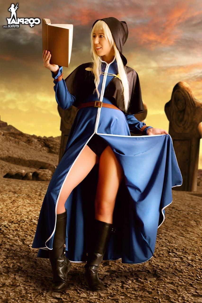12P Loira gostosa trabalha sua bela bunda e vagina sem roupas de cosplay