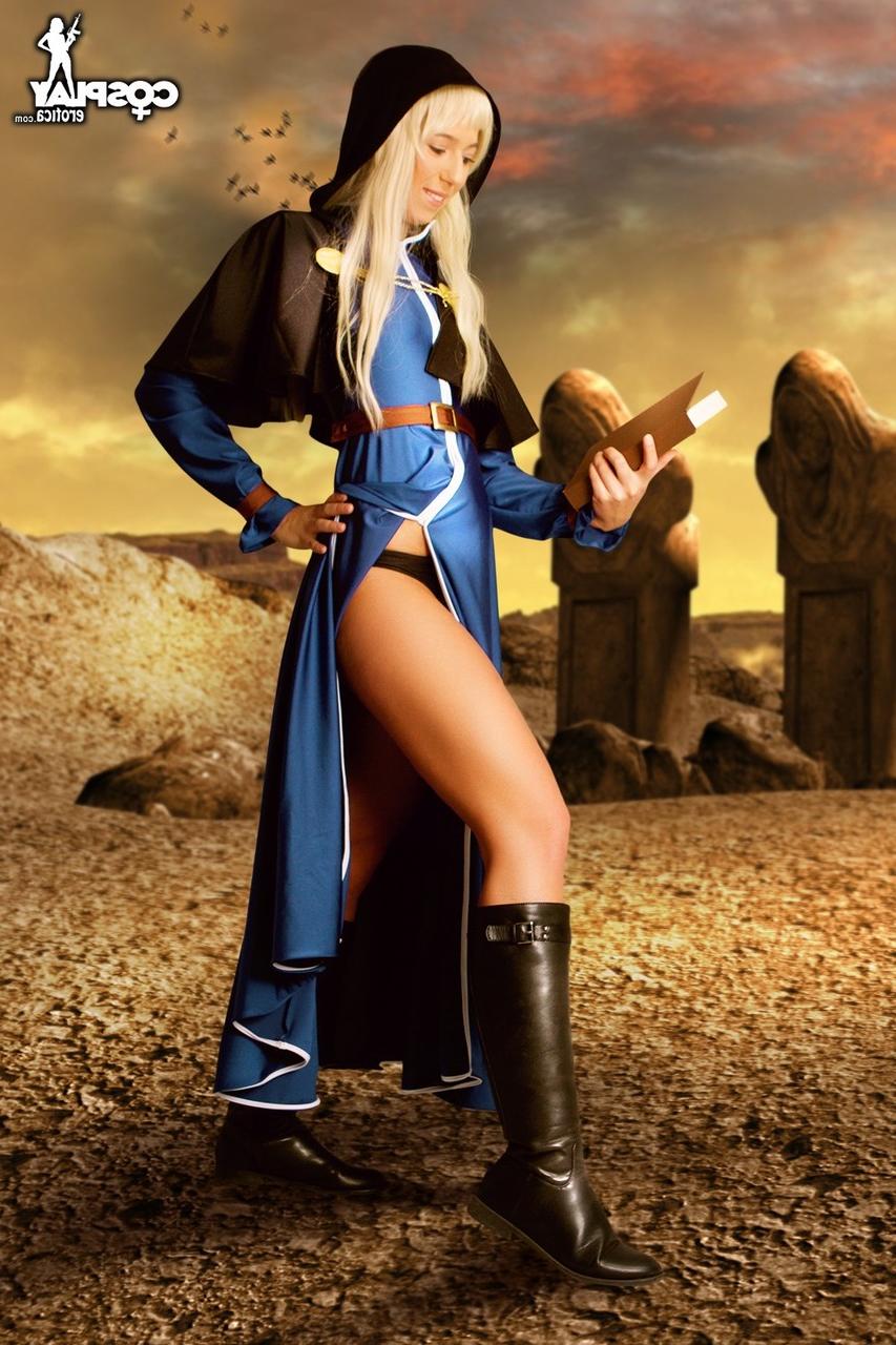 12P Loira gostosa trabalha sua bela bunda e vagina sem roupas de cosplay