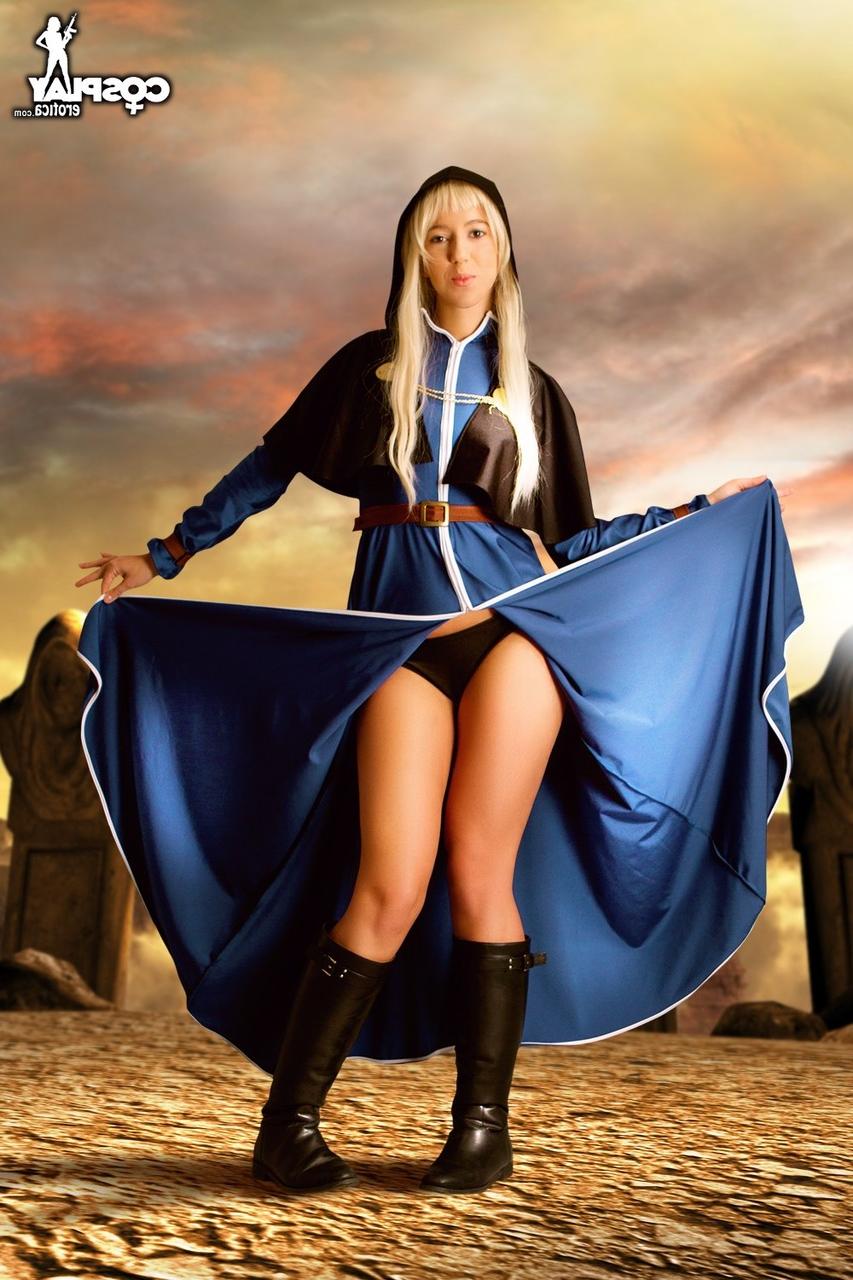 12P Loira gostosa trabalha sua bela bunda e vagina sem roupas de cosplay