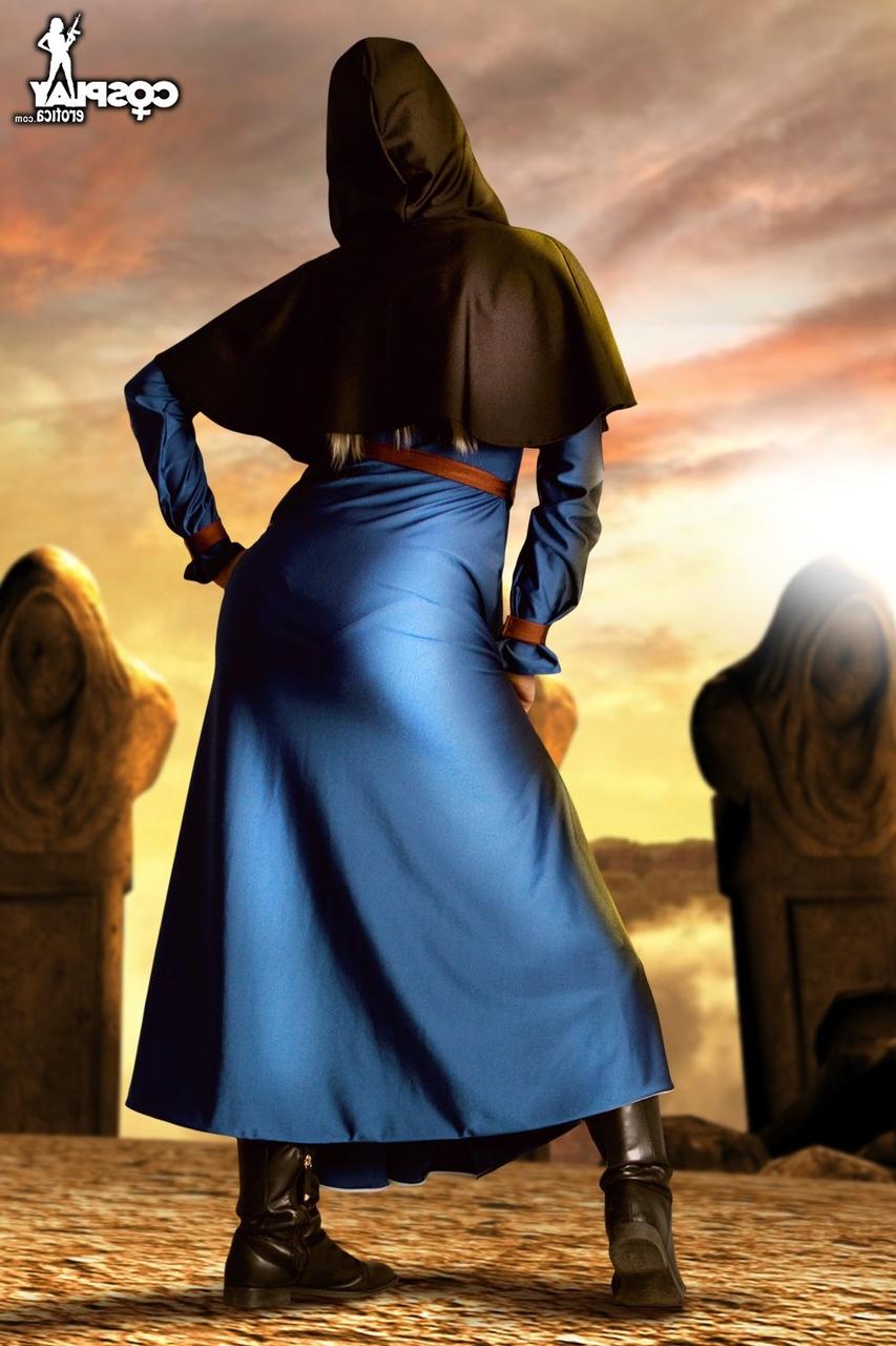 12P Loira gostosa trabalha sua bela bunda e vagina sem roupas de cosplay