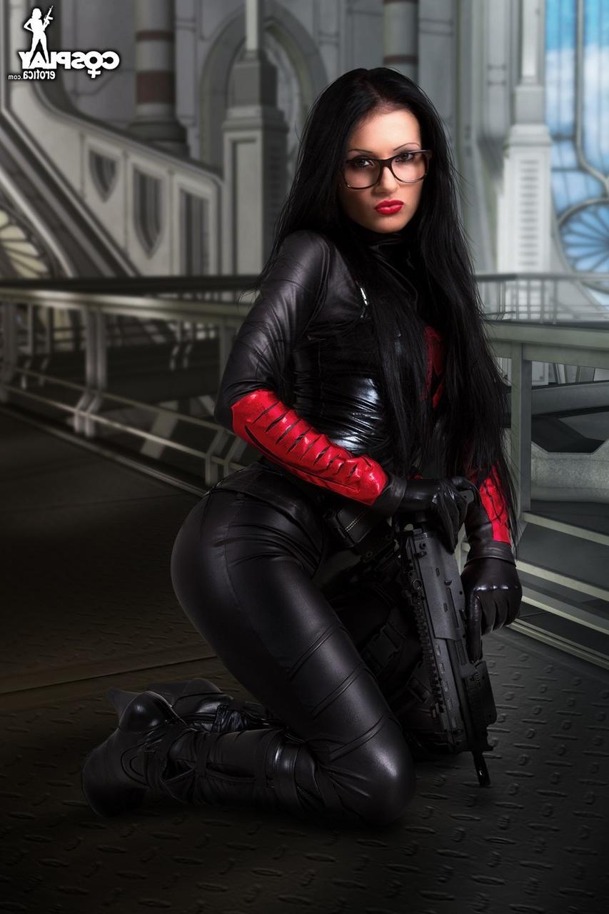 12P Cosplayer morena olha por cima dos óculos antes de acariciar seus peitos e buceta