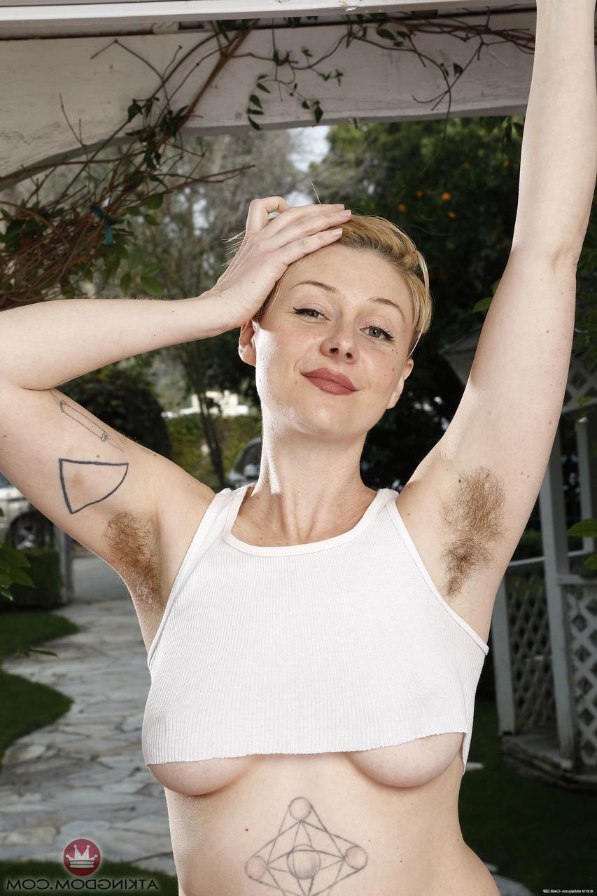 20P Short-haired MILF Dakota Rose shows her big tits, ass & hairy holes in a solo