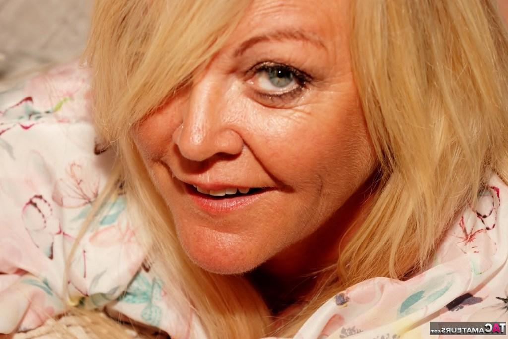 20P La mayor rubia y regordeta Jessicas Honeyz lee un libro sobre sexo durante una sesión de SFW