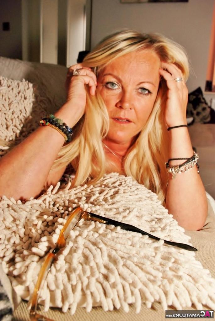 20P La mayor rubia y regordeta Jessicas Honeyz lee un libro sobre sexo durante una sesión de SFW