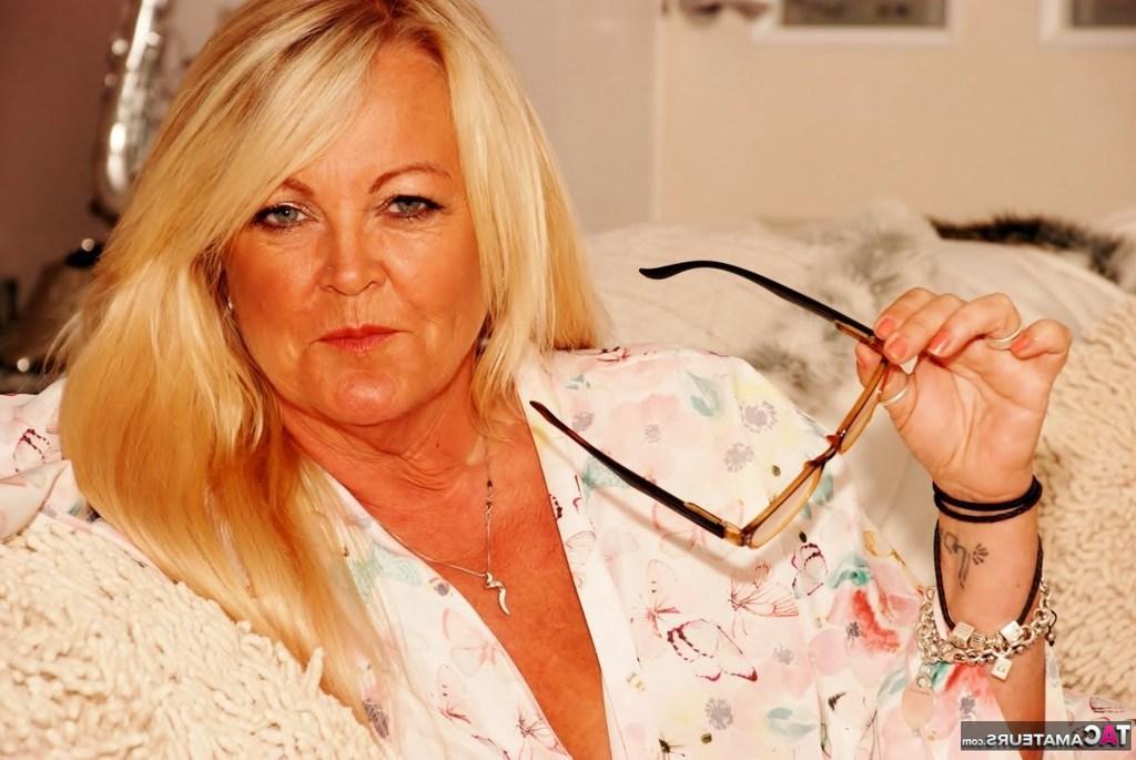 20P La mayor rubia y regordeta Jessicas Honeyz lee un libro sobre sexo durante una sesión de SFW