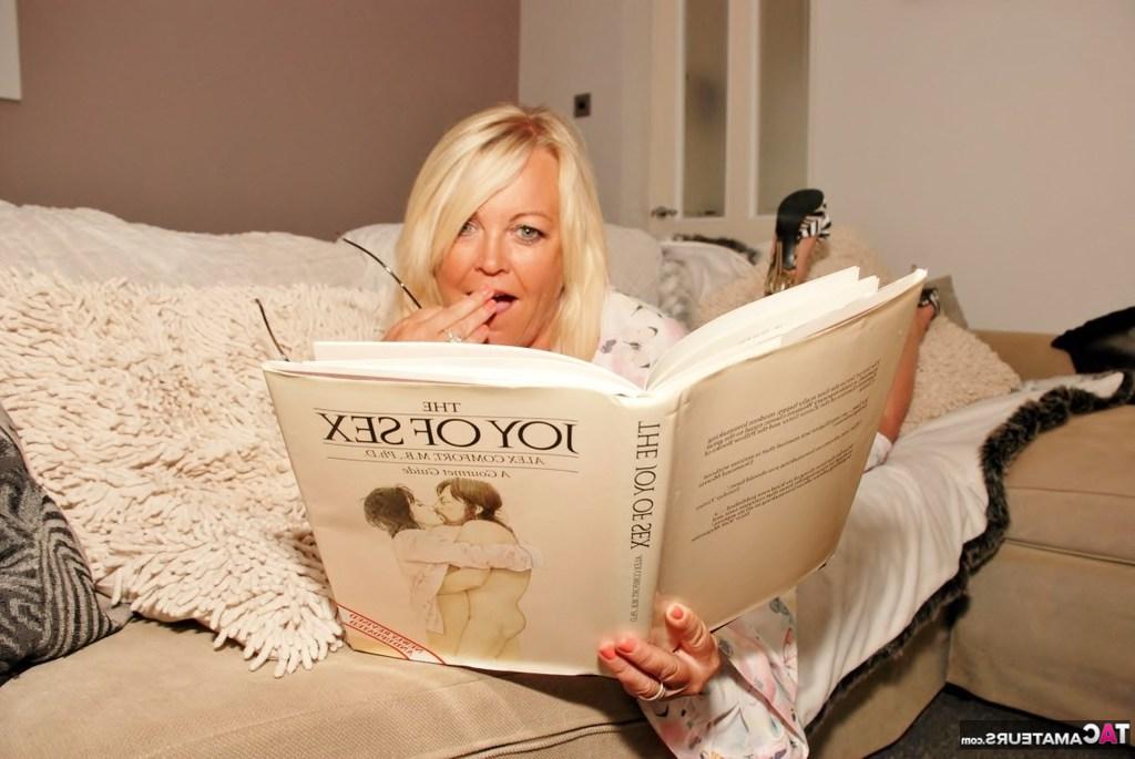 20P La mayor rubia y regordeta Jessicas Honeyz lee un libro sobre sexo durante una sesión de SFW