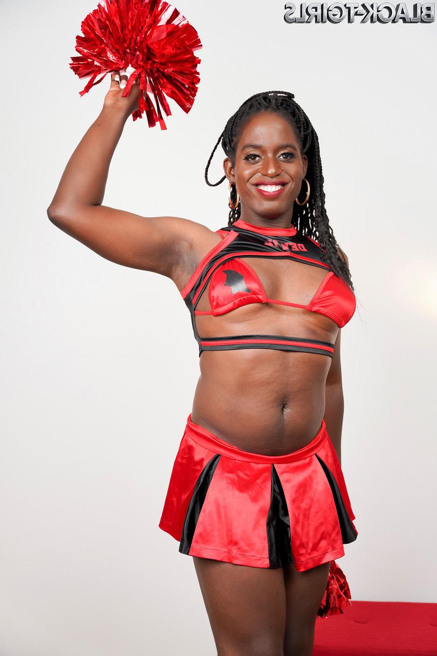 16P La pom-pom girl transexuelle Ana Andrews suce et baise une bite noire.