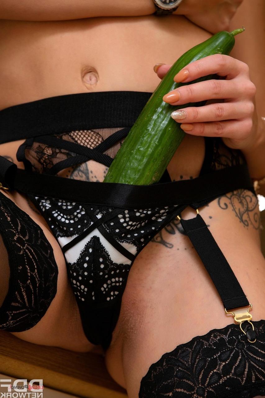 20P 美しいイギリス人熟女クリスタル・ウェッブが巨乳を見せてキュウリとセックス