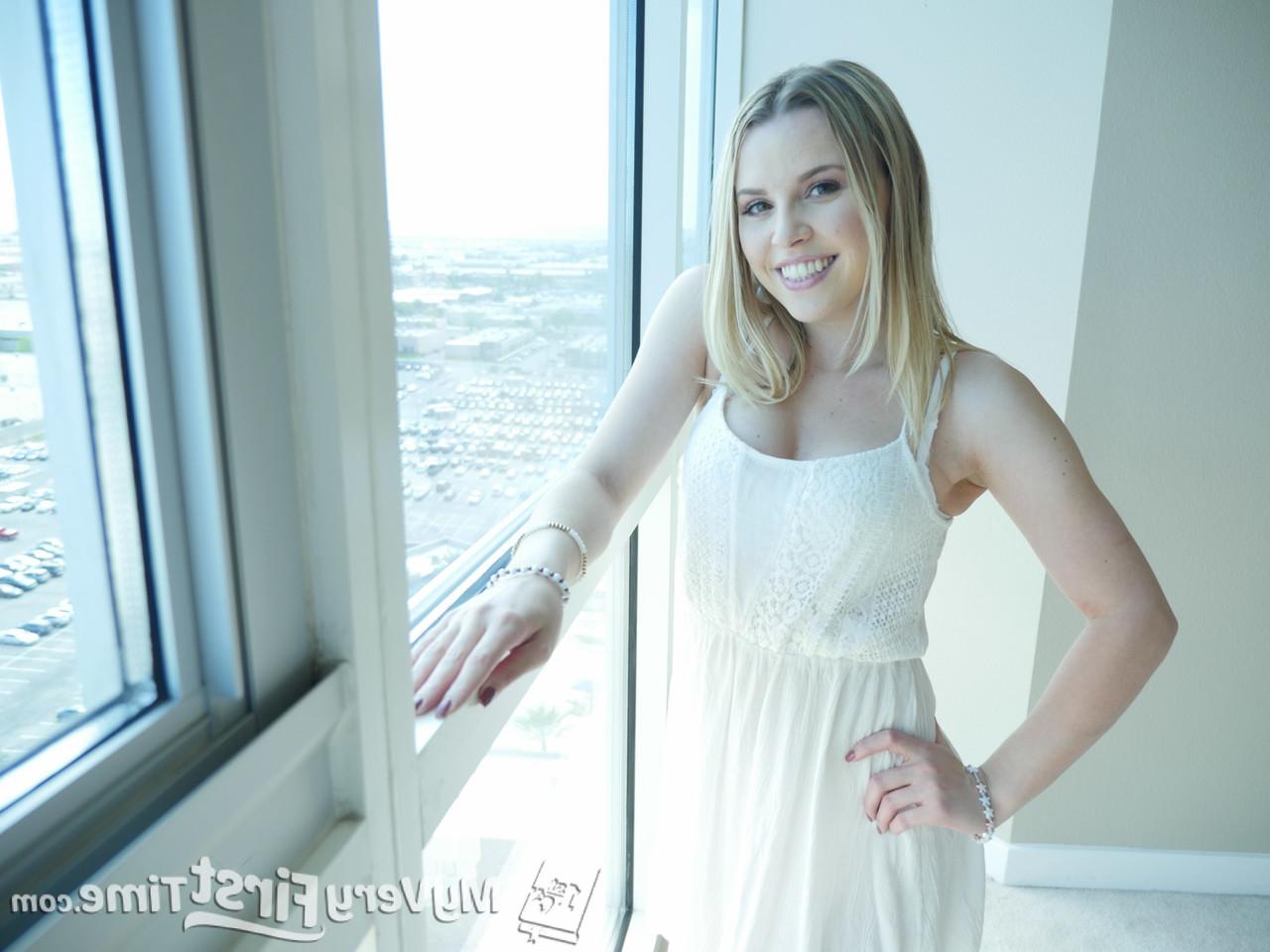 16P A adolescente Aubrey Sinclair tira e revela seus peitos suculentos e clitóris carnudo