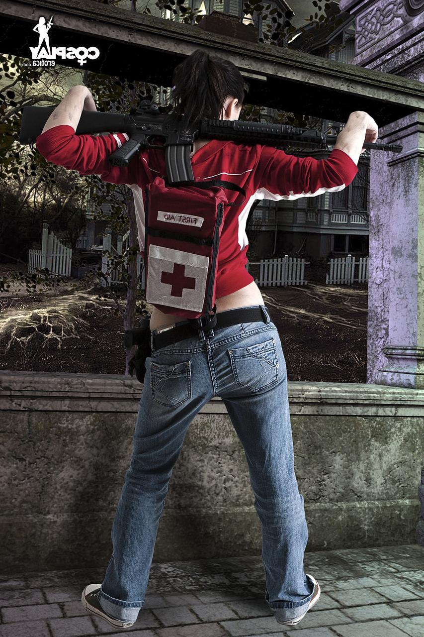 12P Cosplayer holds her bare ass while wearing a medic's pack
