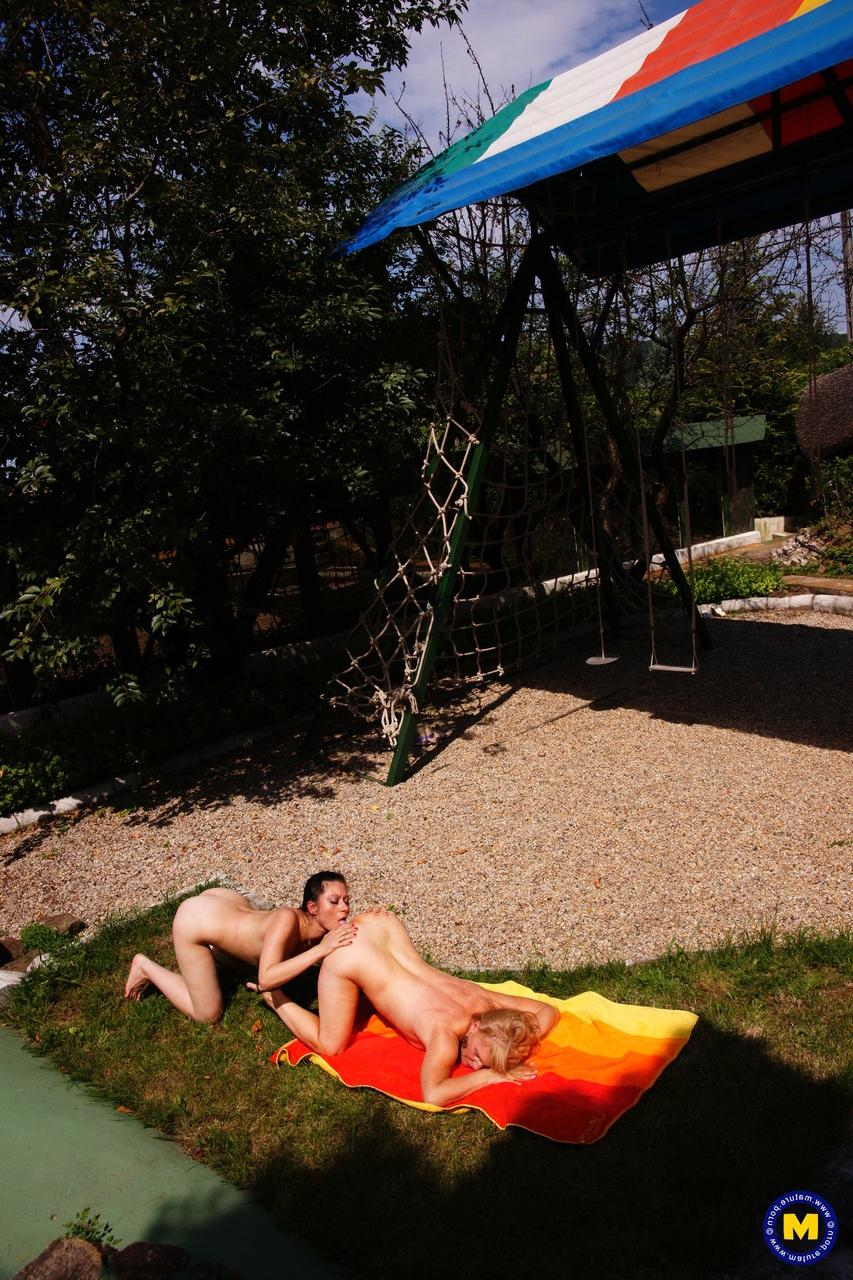 20P Juguetonas lesbianas viejas y jóvenes se besan y follan al aire libre