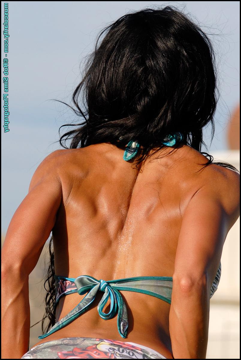 15P La culturiste Shandi Matik arbore des cheveux longs tout en portant des vêtements de plage