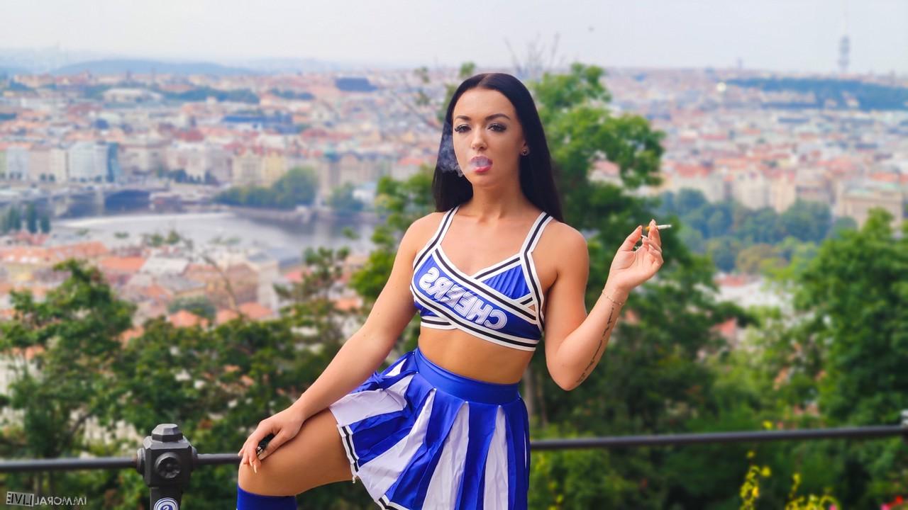 15P Líder de torcida morena faz sexo na cama com um grande galo branco