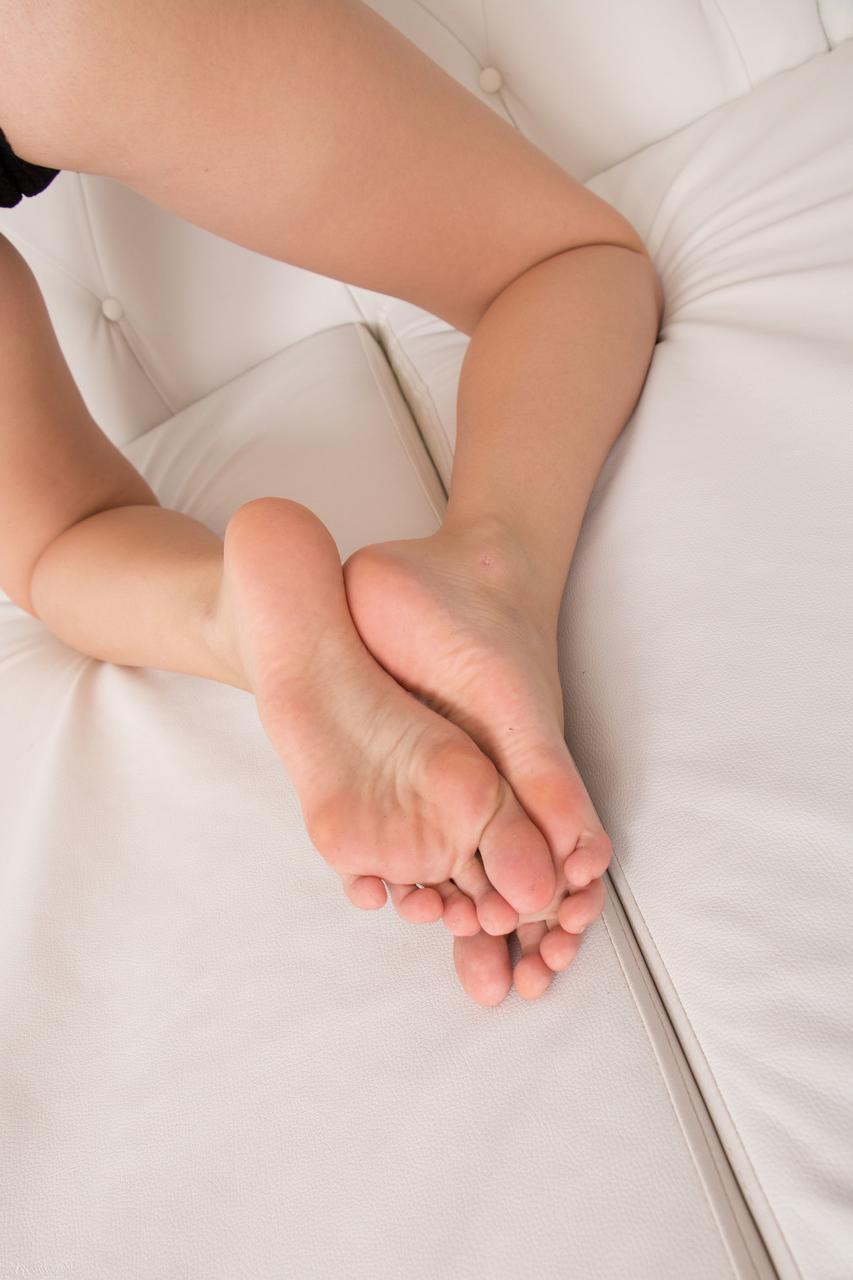 18P La dulce joven de tetas pequeñas Debella Z se desnuda y acaricia el coño afeitado