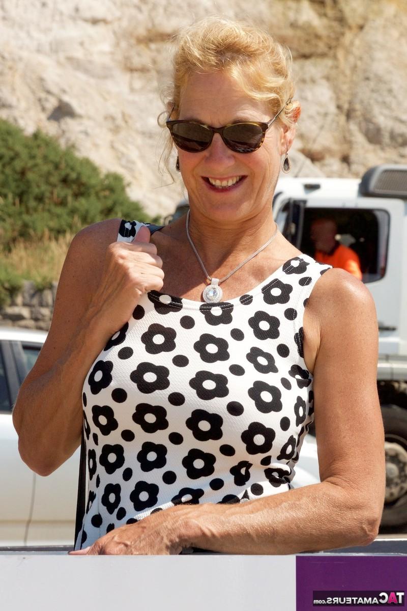 16P Molly MILF blonde mature expose ses seins et ses sous-vêtements à la plage.