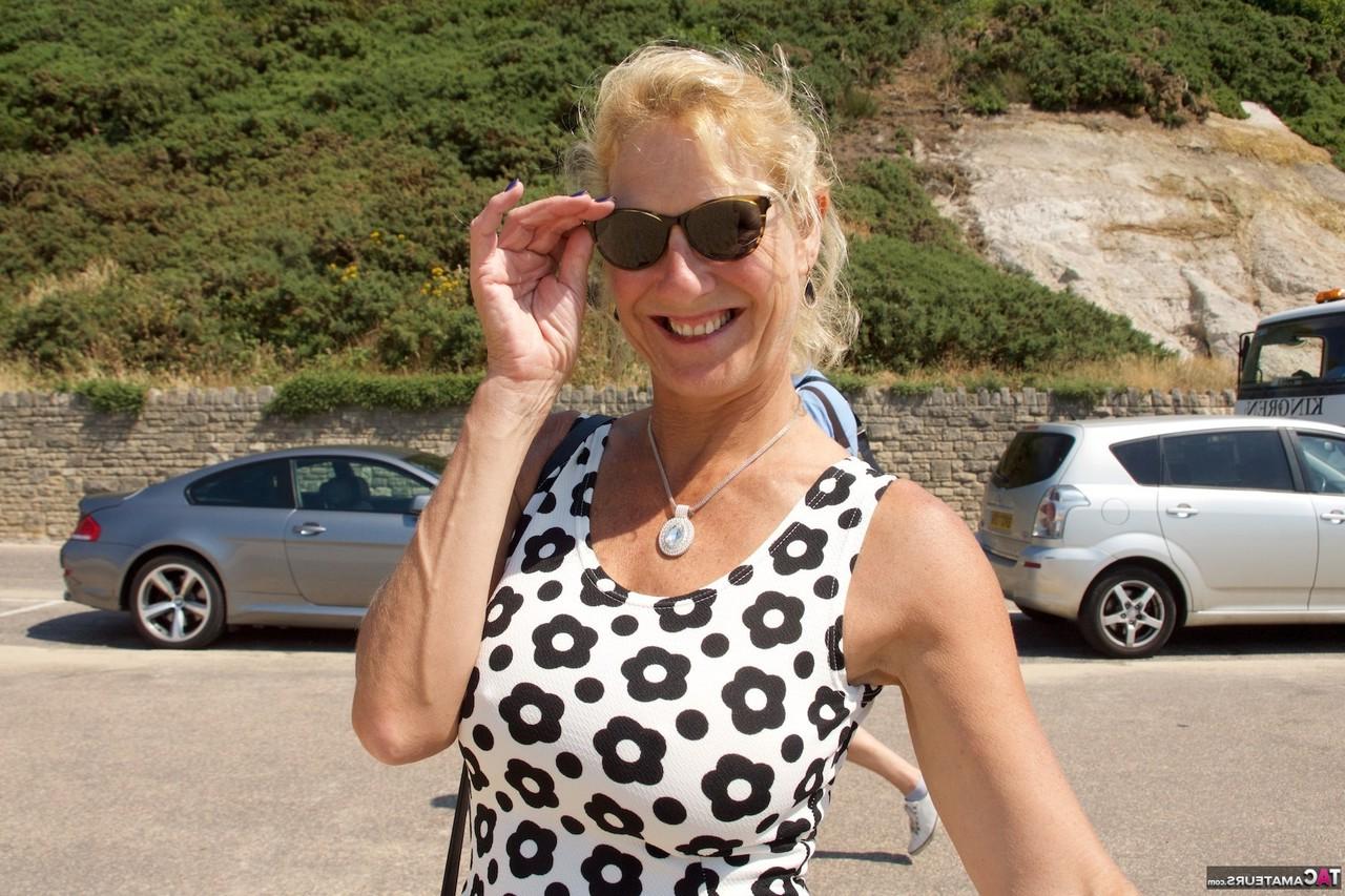 16P Molly MILF blonde mature expose ses seins et ses sous-vêtements à la plage.