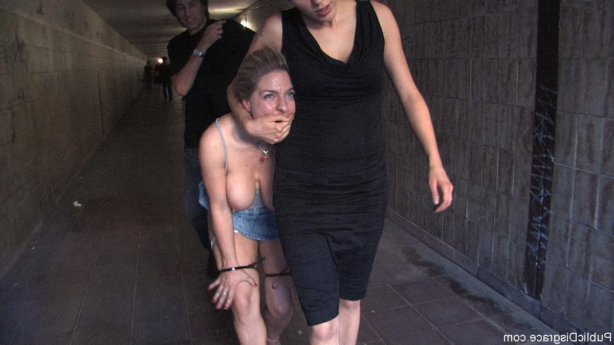 20P La blonde aux gros seins Jagdelfe se fait ligoter et humilier par un couple sauvage.