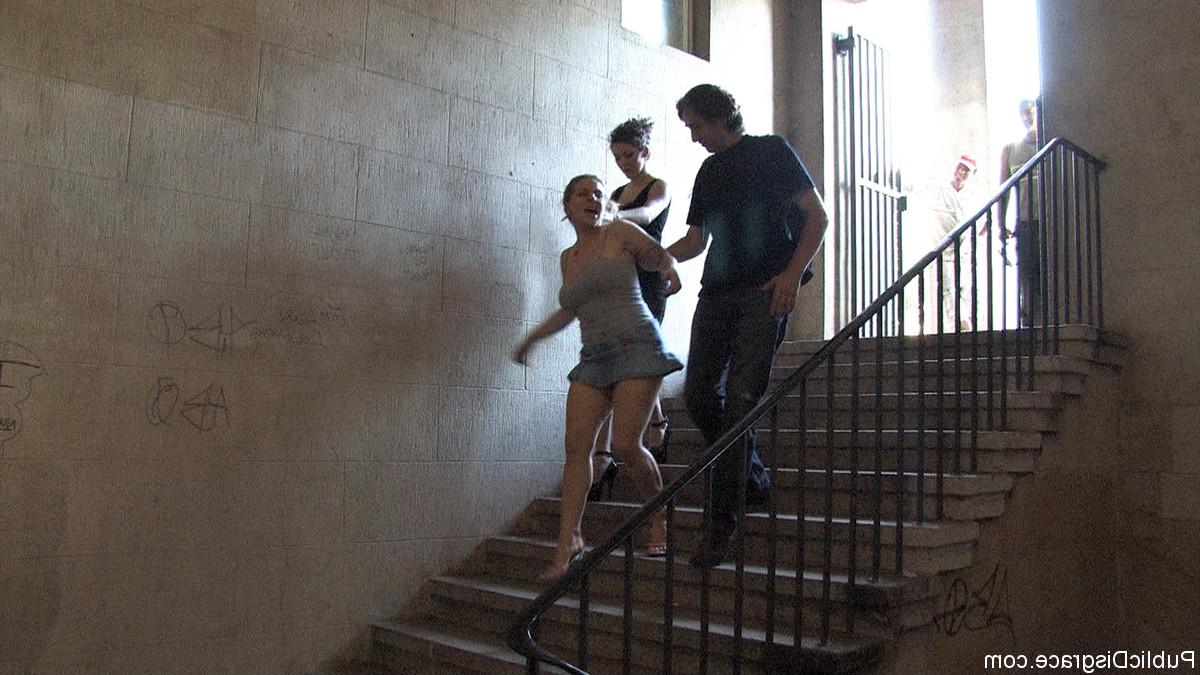 20P La blonde aux gros seins Jagdelfe se fait ligoter et humilier par un couple sauvage.
