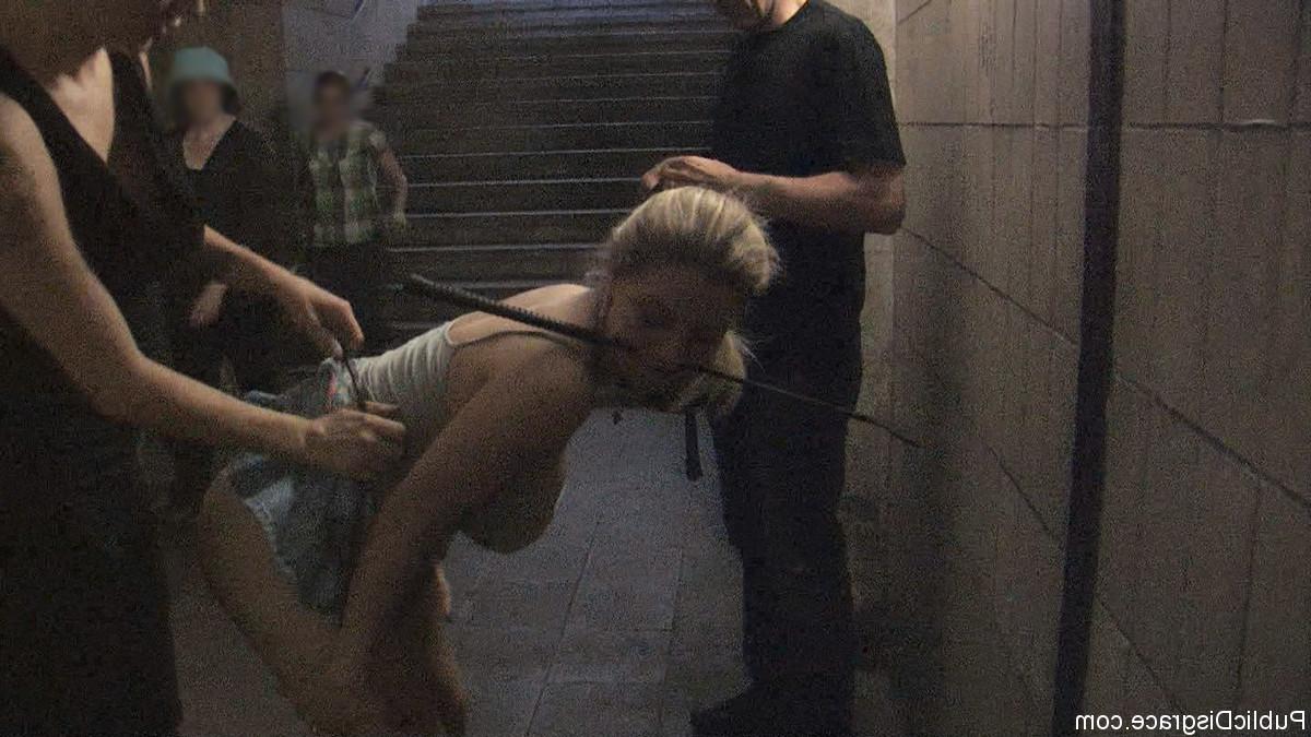 20P La blonde aux gros seins Jagdelfe se fait ligoter et humilier par un couple sauvage.