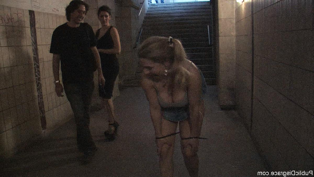 20P La blonde aux gros seins Jagdelfe se fait ligoter et humilier par un couple sauvage.