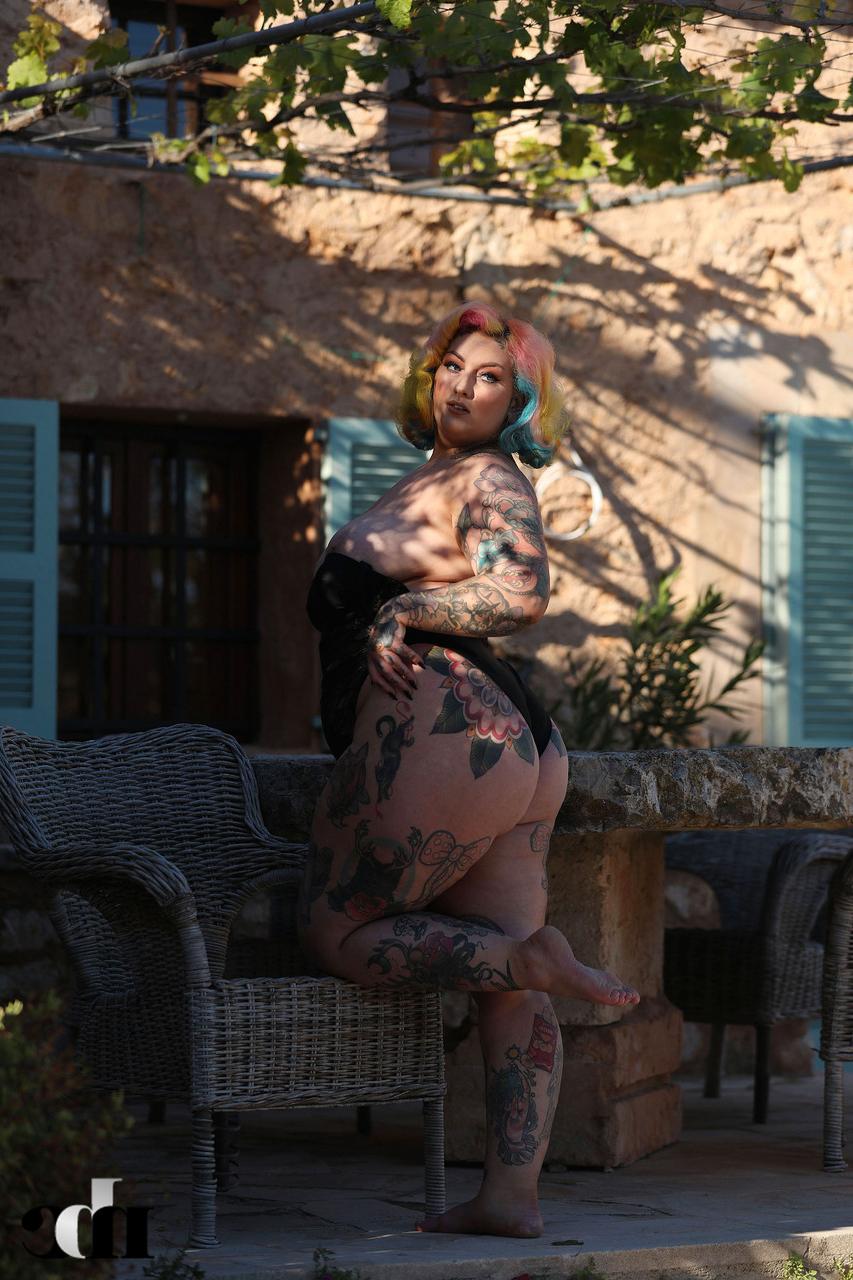 20P A gorda tatuada Galda Lou mostra seu enorme espólio e seus seios grandes ao ar livre