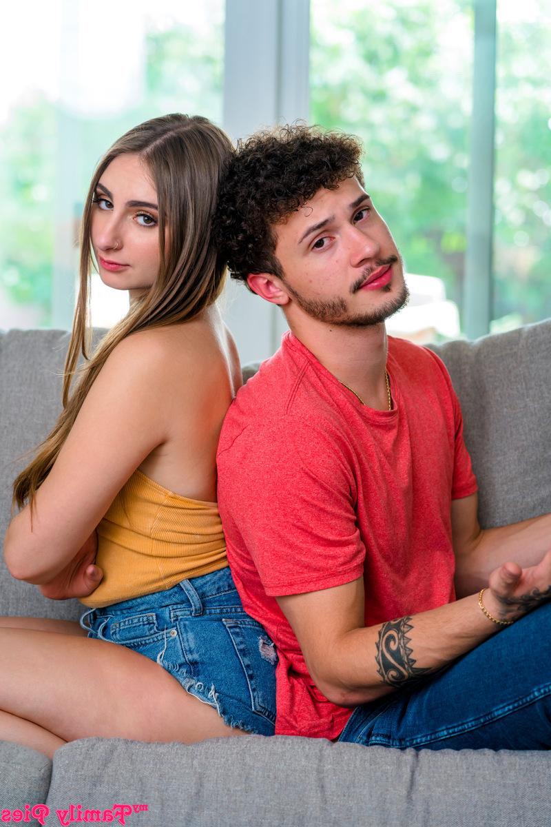 16P Penelope Kay seduz seu meio-irmão durante a ação de upskirt de óculos