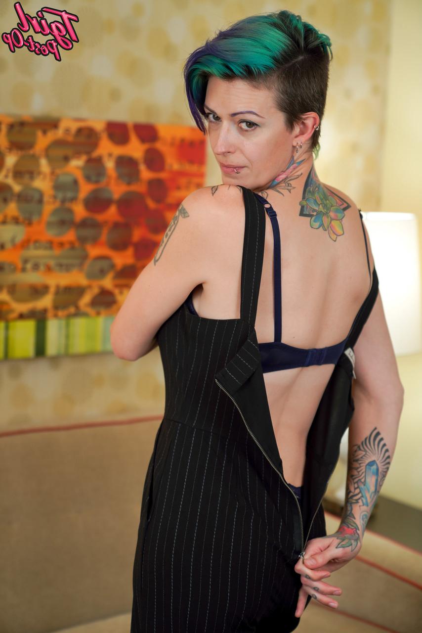 16P A travesti de cabelos verdes Evie Eliot revela seu corpo tatuado e brinca sozinha