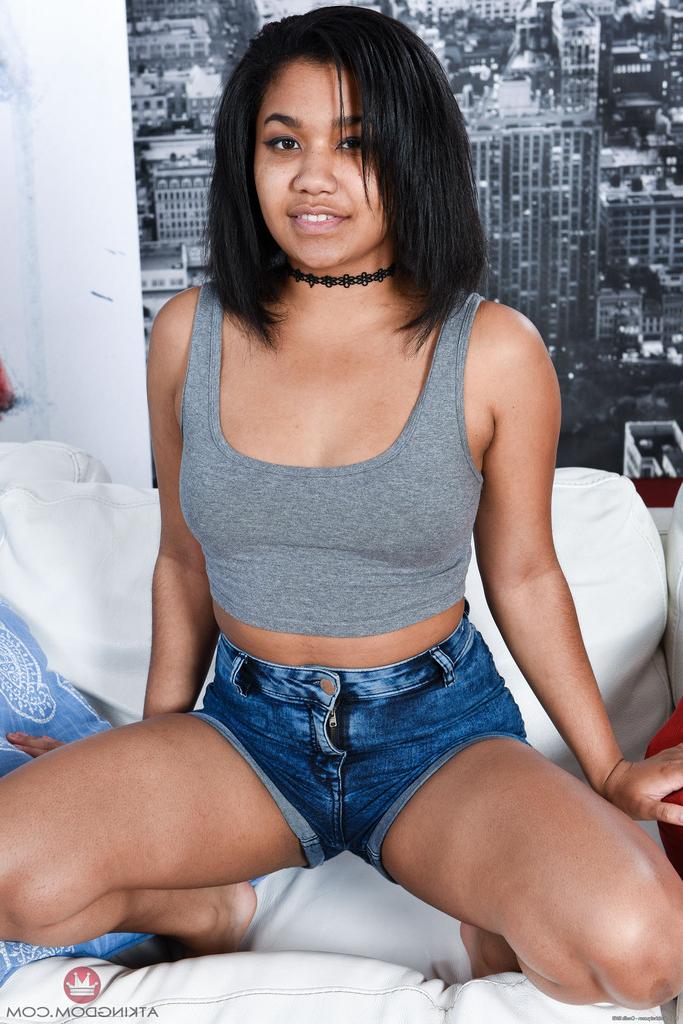 16P La pequeña negra Loni Legend abre bien los labios de sus labios después de desnudarse