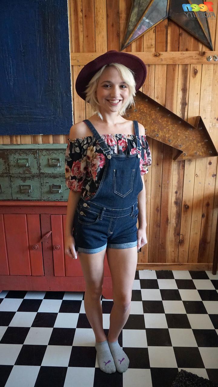 16P Die zierliche blonde Süße Eliza Jane lässt sich aus nächster Nähe in ihre kleine feuchte Teenie-Muschi eindringen