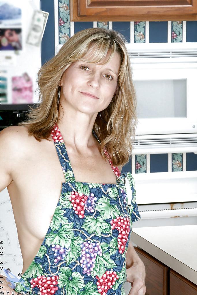 16P Chica madura astuta muestra sus grandes tetas en la cocina.