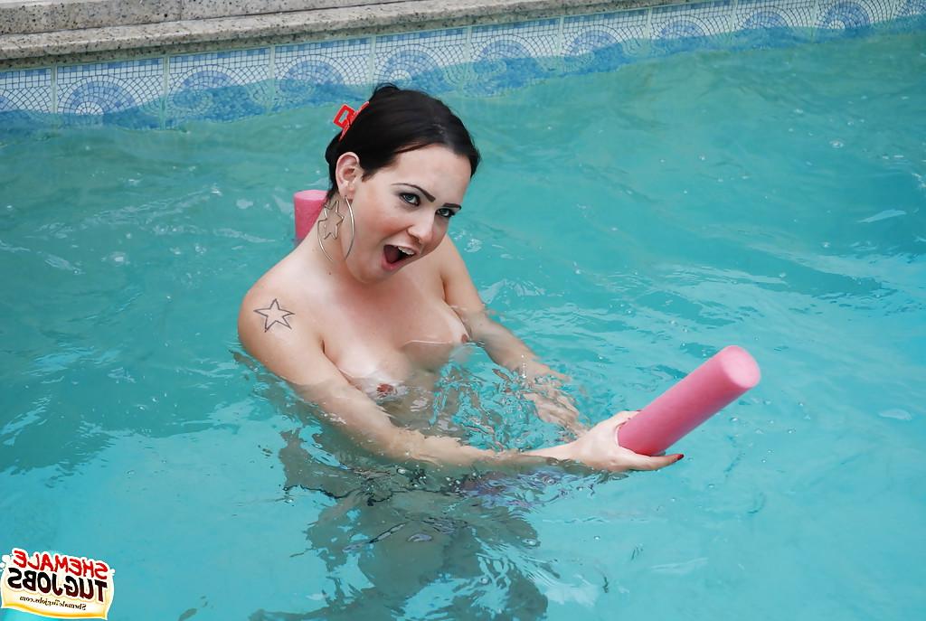 16P Modelo trans morena solo Nicolle Lima se masturba shecock na piscina