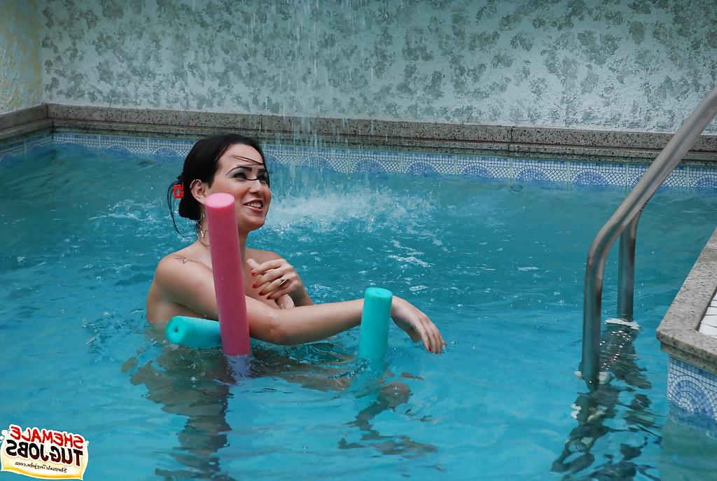 16P Modelo trans morena solo Nicolle Lima se masturba shecock na piscina
