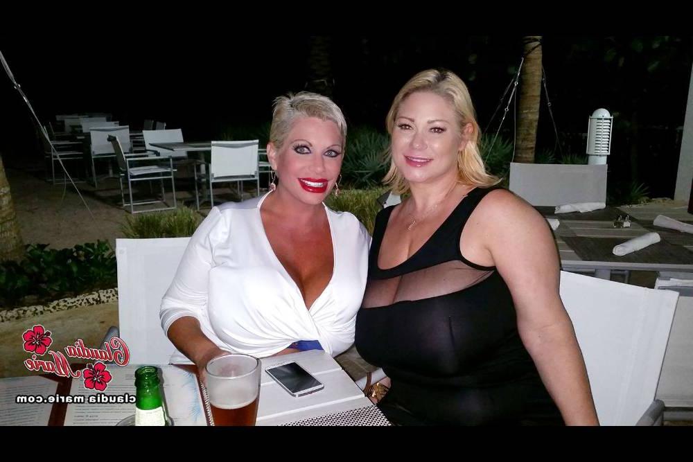 12P A loira platinada de seios grandes Claudia Marie é fodida na bunda por um jovem