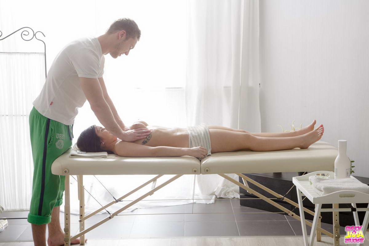 16P A linda adolescente Raisa descobre seus seios empinados antes de uma massagem e relação sexual