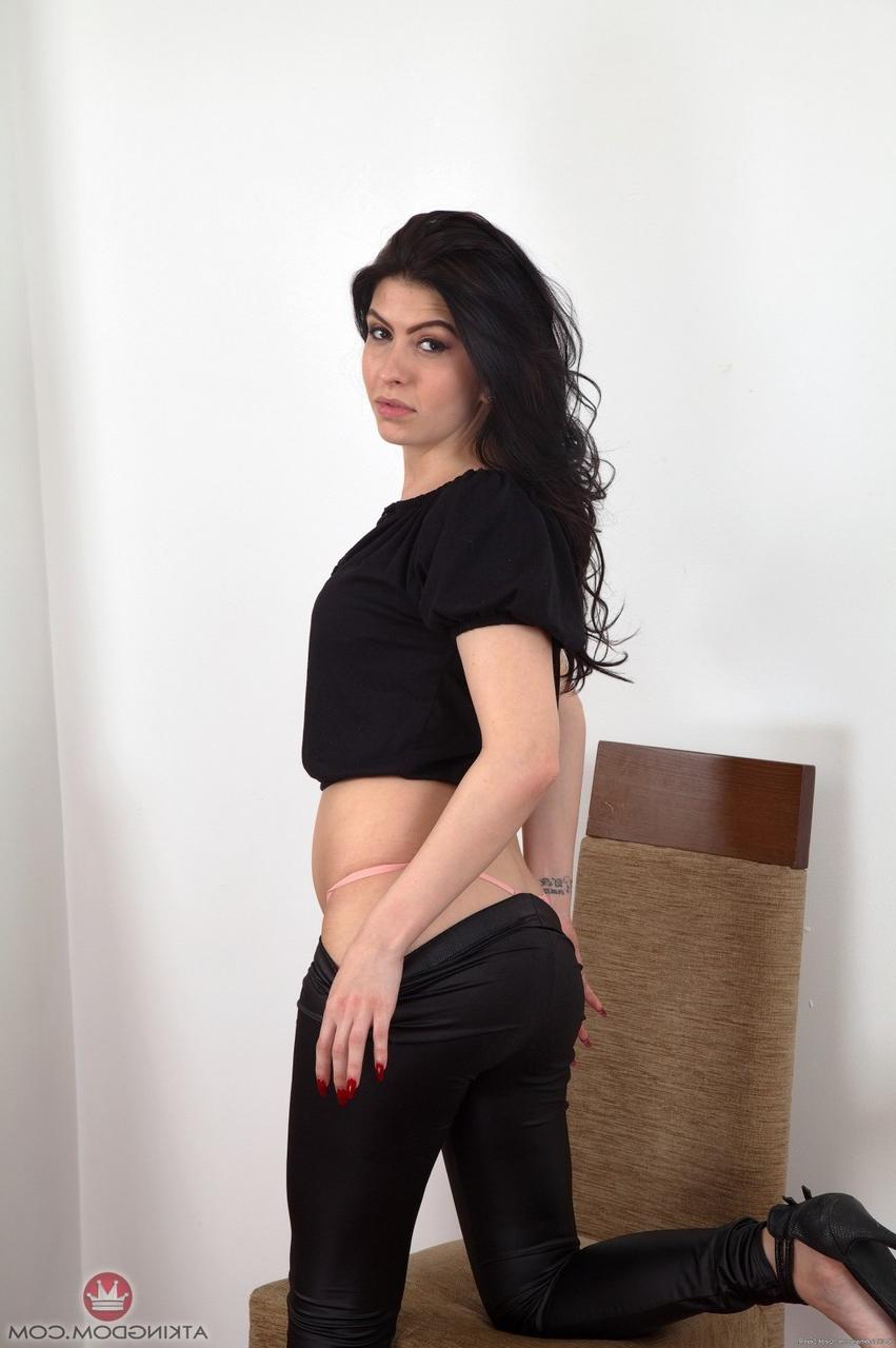 20P La morena salvaje Lou Lou se desnuda y abre su vagina peluda amateur